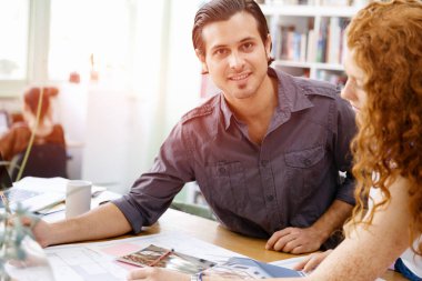 Ofisteki iki genç mimar