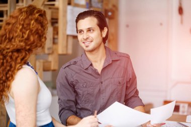 İki genç insan Office