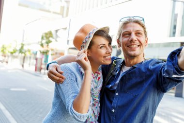 Gülümseyen çift kamera ile