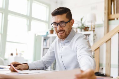 Genç adam mimar ofis