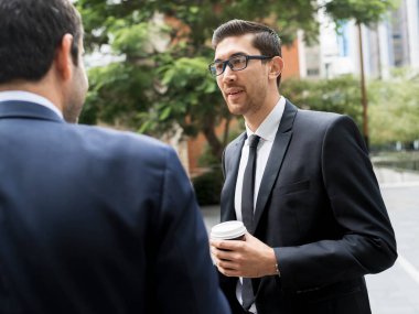 Açık havada konuşurken iki iş adamları