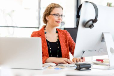 Görevdeki genç bayan.