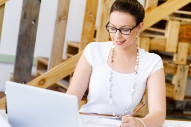 Görevdeki genç bayan.