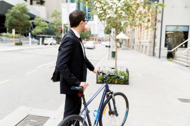 Bisikletli genç işadamları