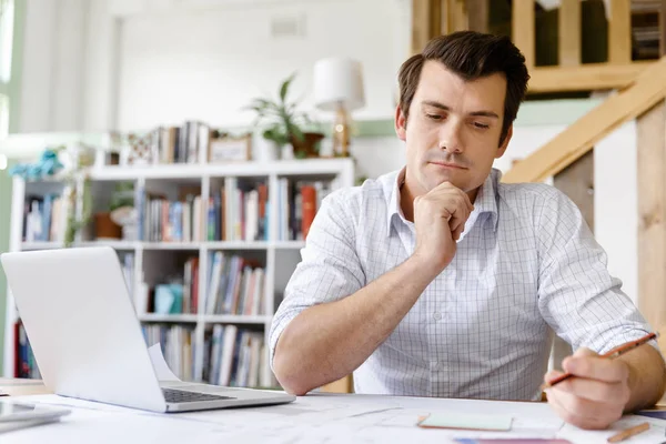 Arquitecto masculino en oficina — Foto de Stock