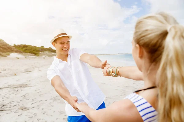 Gelukkig paar hebben plezier op het strand. — Stockfoto