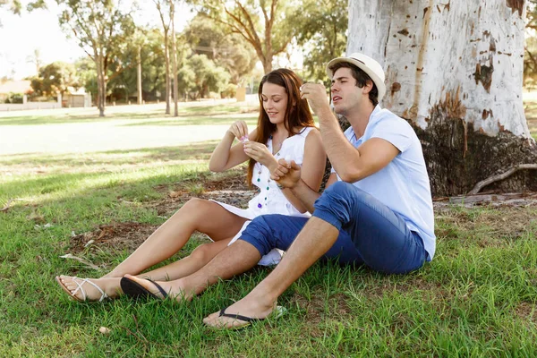 Koppel in het park — Stockfoto