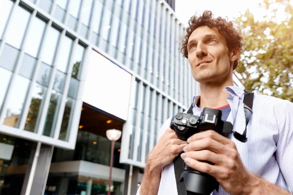 Male tourist in city — Stock Photo, Image