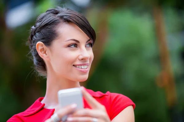 Porträtt av affärskvinna med mobiltelefon — Stockfoto