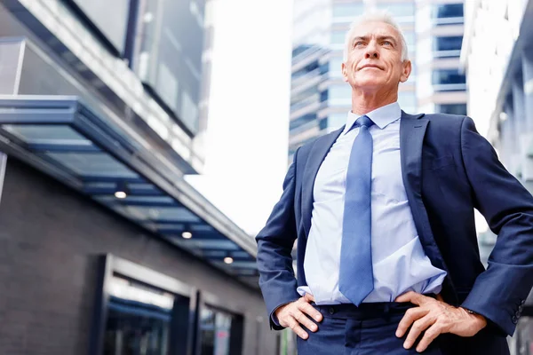 Portret van een zelfverzekerde zakenman buiten — Stockfoto