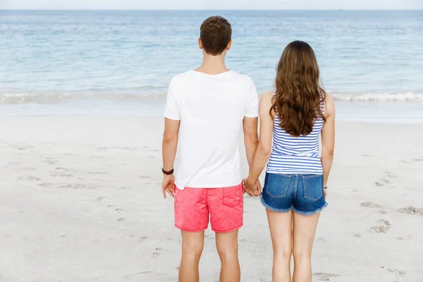 Unga par förälskade på stranden — Stockfoto