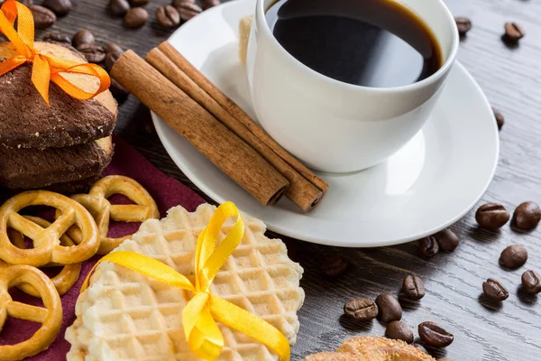 Kekse und Kaffee auf dem Tisch — Stockfoto