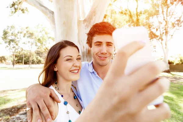 Parktaki genç çift.