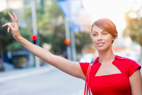 Empresaria tratando de coger un taxi — Foto de Stock