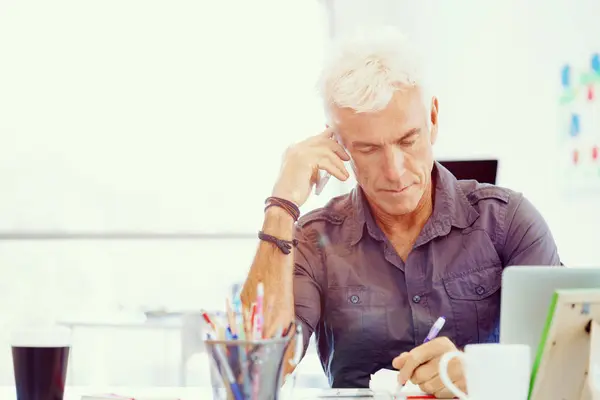 Stilig affärsman i office — Stockfoto