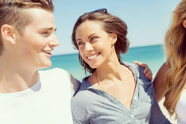 Gesellschaft junger Leute am Strand — Stockfoto