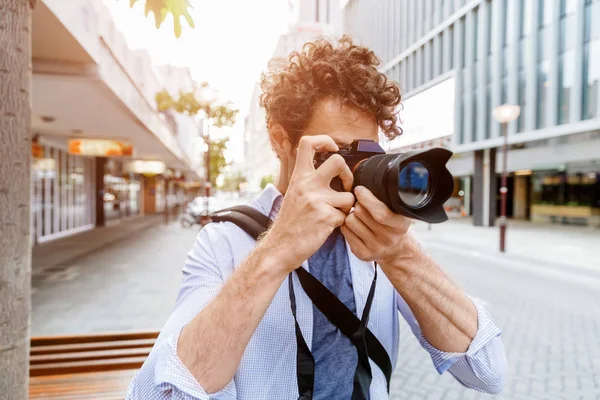 Mannlig fotograf som tar bilde – stockfoto