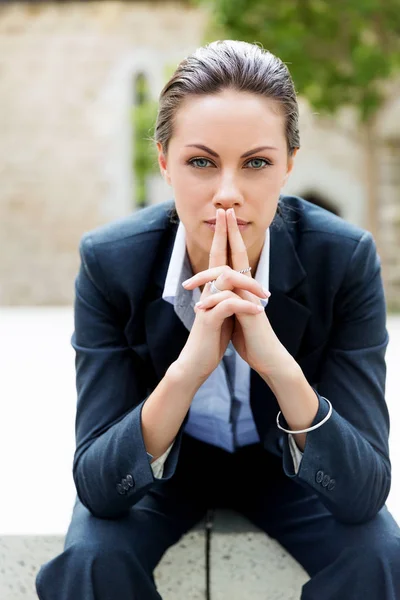 Portrait of business woman smiling outdoor — Stock Photo, Image