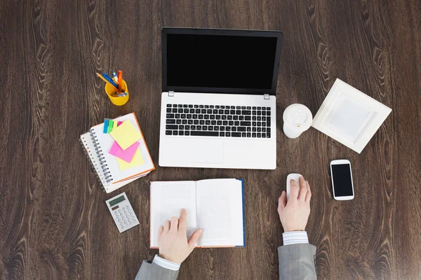 Büroarbeitsplatz mit Büromaterial und Laptop — Stockfoto