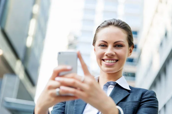 Portrait of business woman smiling outdoor — Stock Photo, Image