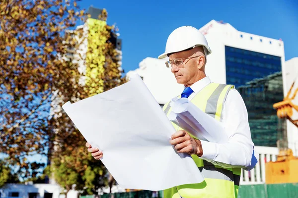 Ingeniero constructor en la obra —  Fotos de Stock