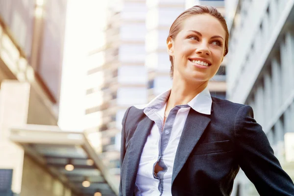 Portrait of business woman smiling outdoor — Stock Photo, Image