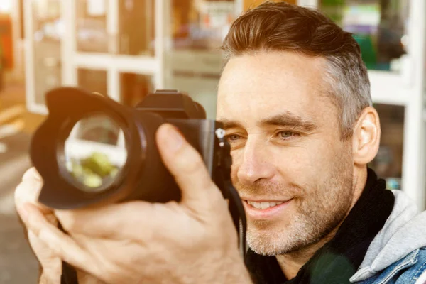 Male photographer taking picture — Stock Photo, Image