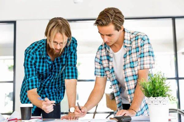 Twee medewerkers aan de balie — Stockfoto