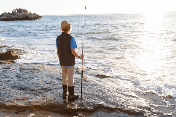 Adolescente menino pesca no mar — Fotografia de Stock