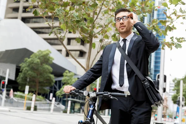 Jóvenes empresarios con una bicicleta — Foto de Stock