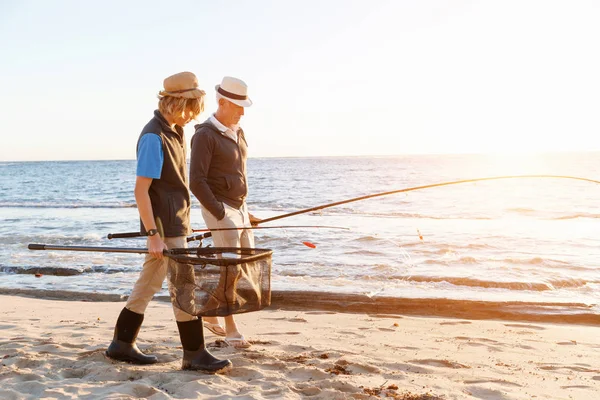 Senior man fiskar med sitt barnbarn — Stockfoto