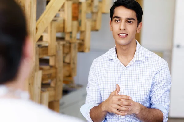 Jóvenes ejecutivos exitosos se reúnen en la oficina — Foto de Stock