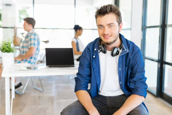 Jongeman aan het werk — Stockfoto