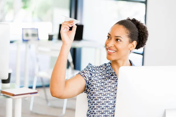 Porträtt av leende afro-american kontorsarbetare sitter i offfice — Stockfoto