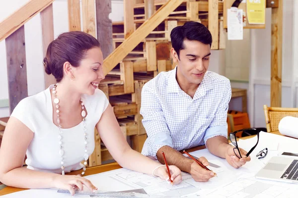 Dos jóvenes arquitectos en el cargo — Foto de Stock