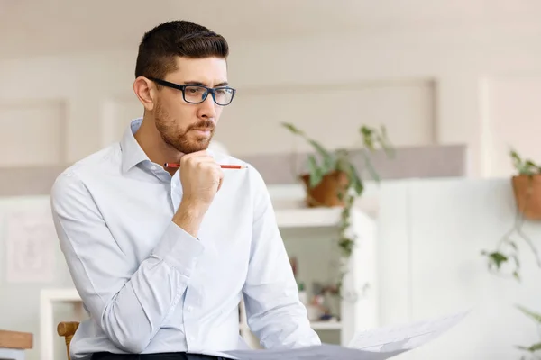 Jonge man in Office — Stockfoto