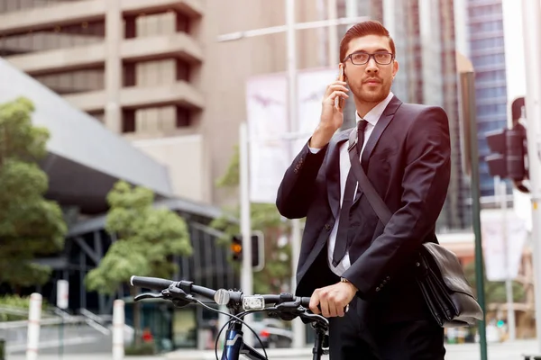 Homens de negócios jovens com uma bicicleta — Fotografia de Stock