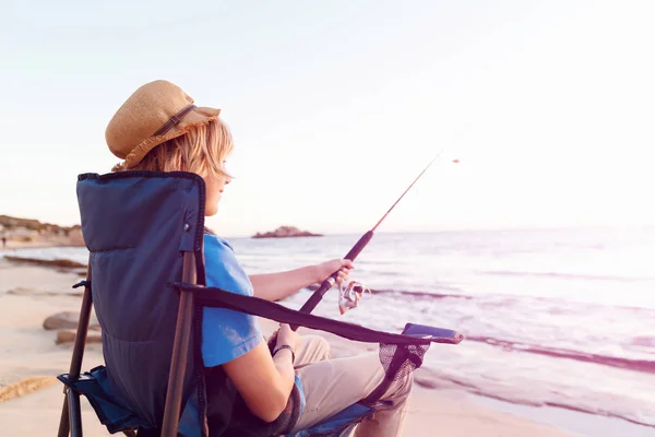 Adolescente menino pesca no mar — Fotografia de Stock