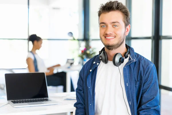 Junger Mann arbeitet im Büro — Stockfoto