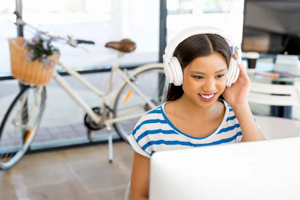 Young woman in office — Stock Photo, Image