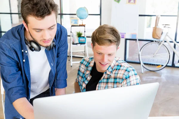 Genç Ofis çalışanları tartışıyor