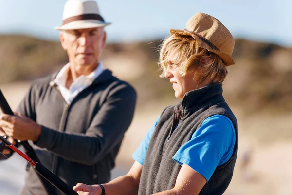 Yaşlı adam torunuyla balık tutuyor.