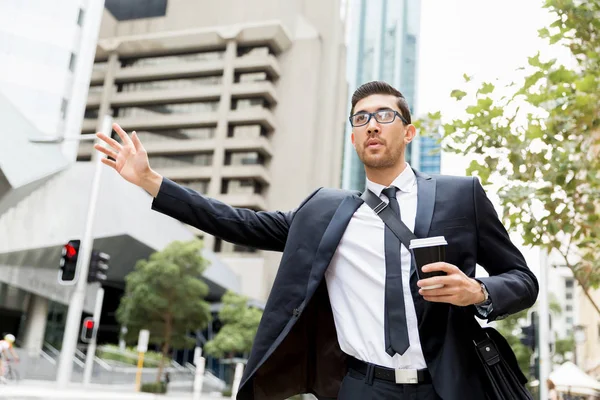 Joven empresario llamando a un taxi —  Fotos de Stock