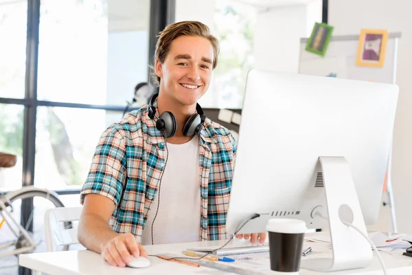 Junger Mann arbeitet im Büro — Stockfoto