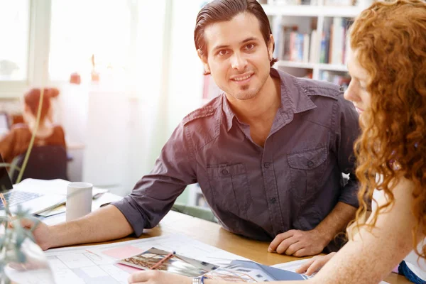 Ofisteki iki genç mimar