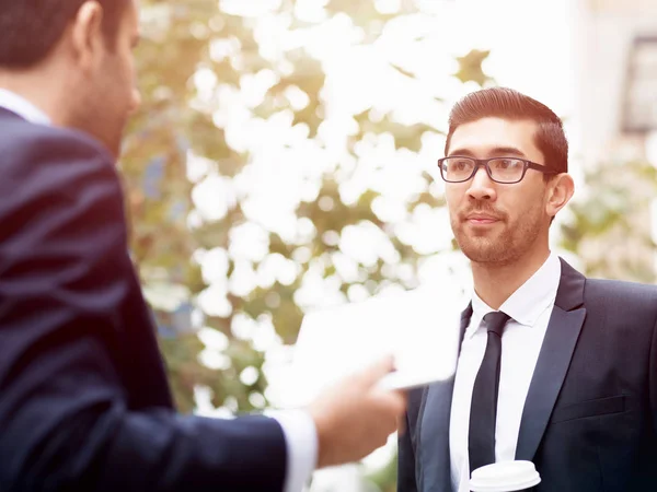 Dos hombres de negocios hablando al aire libre — Foto de Stock