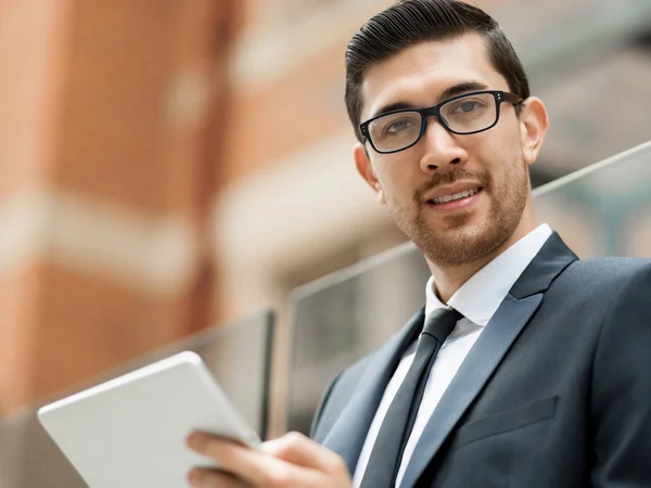 Retrato de hombre de negocios guapo Al aire libre — Foto de Stock