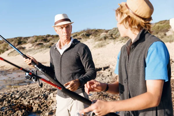 Yaşlı adam torunuyla balık tutuyor.