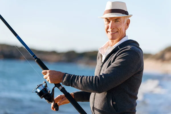 Senior mens vissen op zee zijkant — Stockfoto