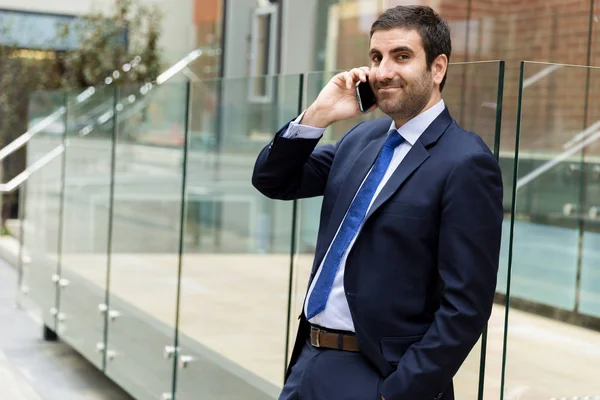 Retrato de hombre de negocios guapo Al aire libre — Foto de Stock